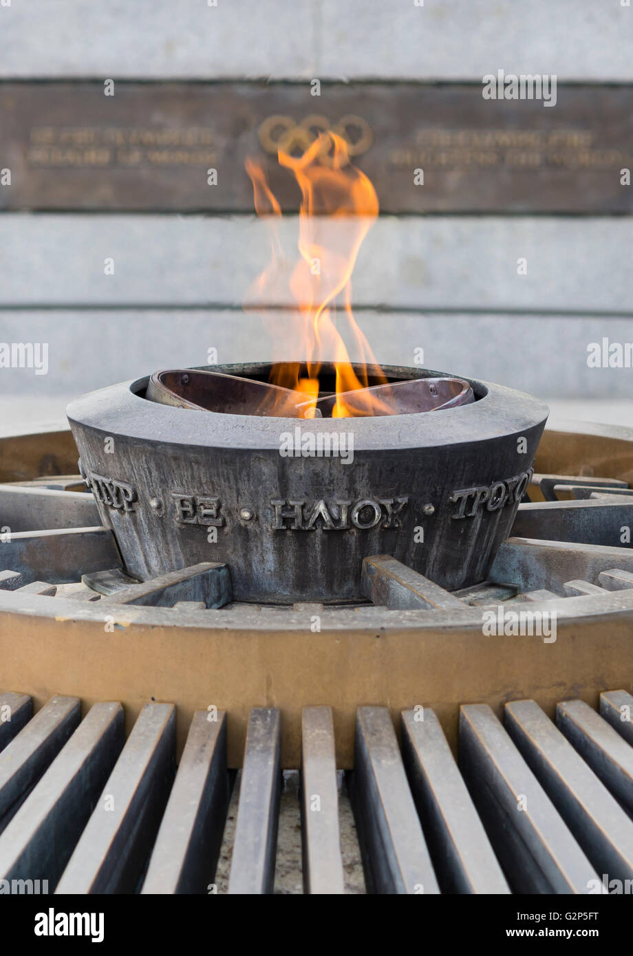L'éternelle flamme olympique brûle à l'extérieur du Musée Olympique (Musée Olympique de Lausanne, Suisse, accueil du CIO. Banque D'Images