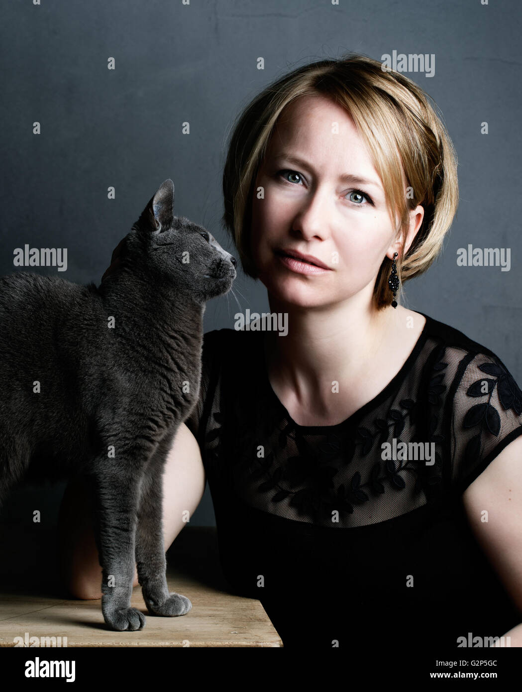 Portrait d'une femme adulte avec son chat bleu russe de race Banque D'Images