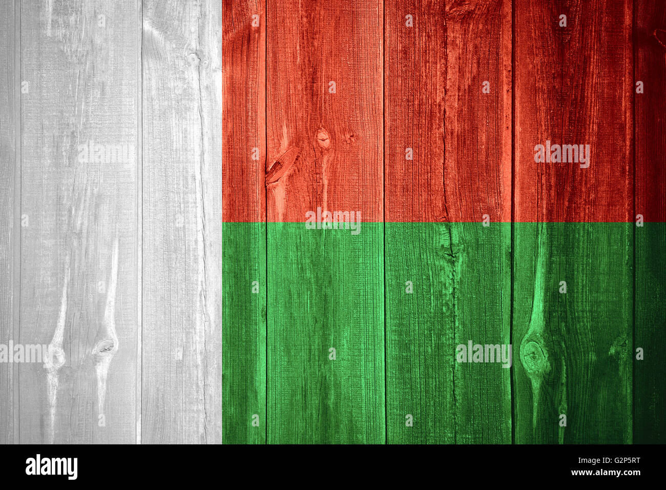 Pavillon de Madagascar malgache ou bannière sur fond de bois Banque D'Images