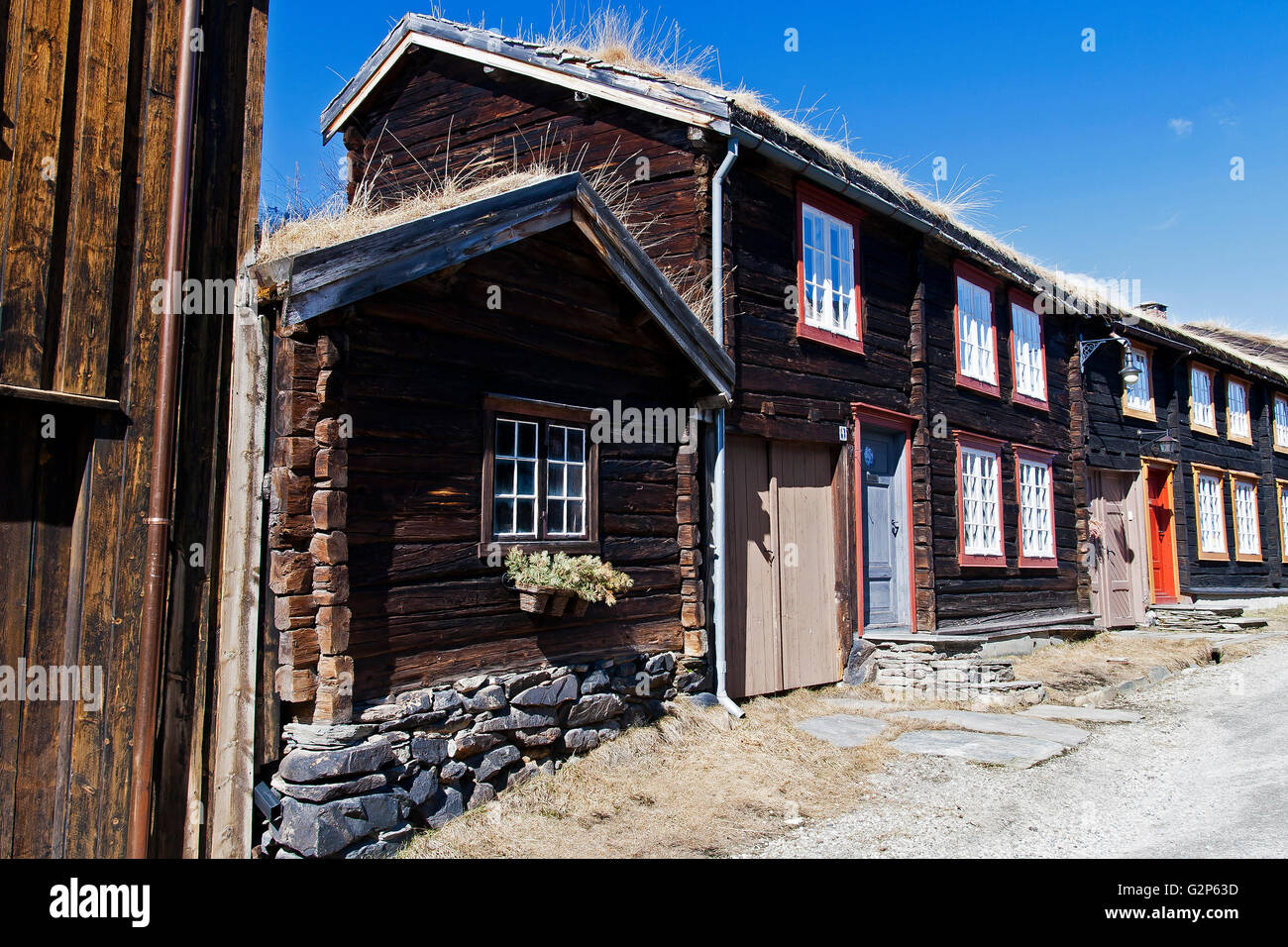 Architecture en bois caractéristique sur la rangée de laitier, la ville minière de Røros, Norvège, classé par l'UNESCO comme patrimoine mondial. Banque D'Images Architecture en bois caractéristique sur la rangée de laitier, la ville minière de Røros, Norvège, classé par l'UNESCO comme patrimoine mondial. Banque D'Images