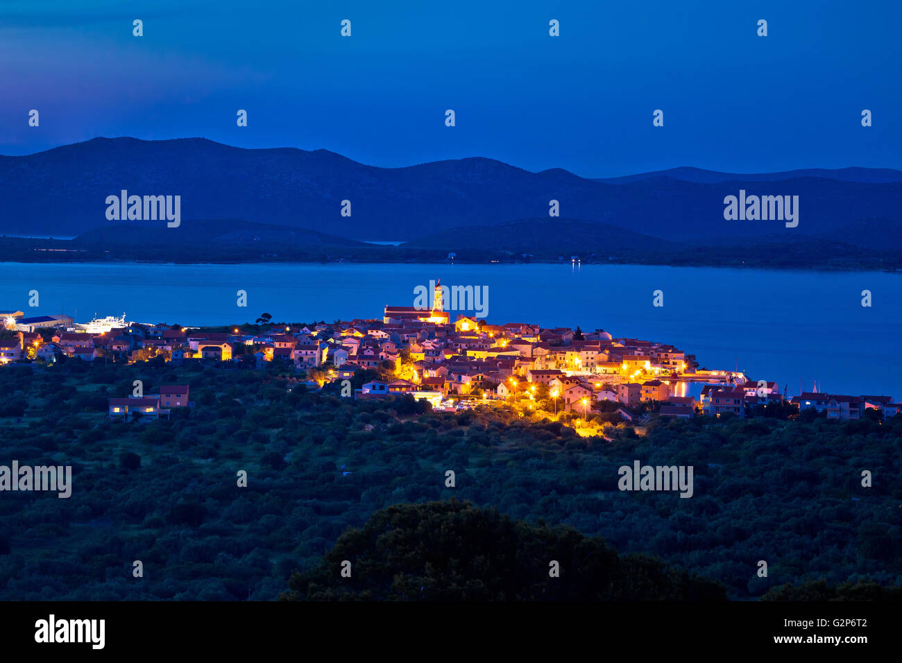 Ville méditerranéenne de Betina soir d'horizon, l'architecture ancienne de la mer Adriatique, la Dalmatie, Croatie Banque D'Images