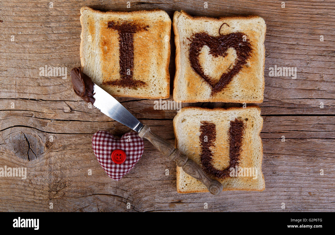 Je vous aime peint avec crème aux noisettes sur pain blanc grillé Banque D'Images