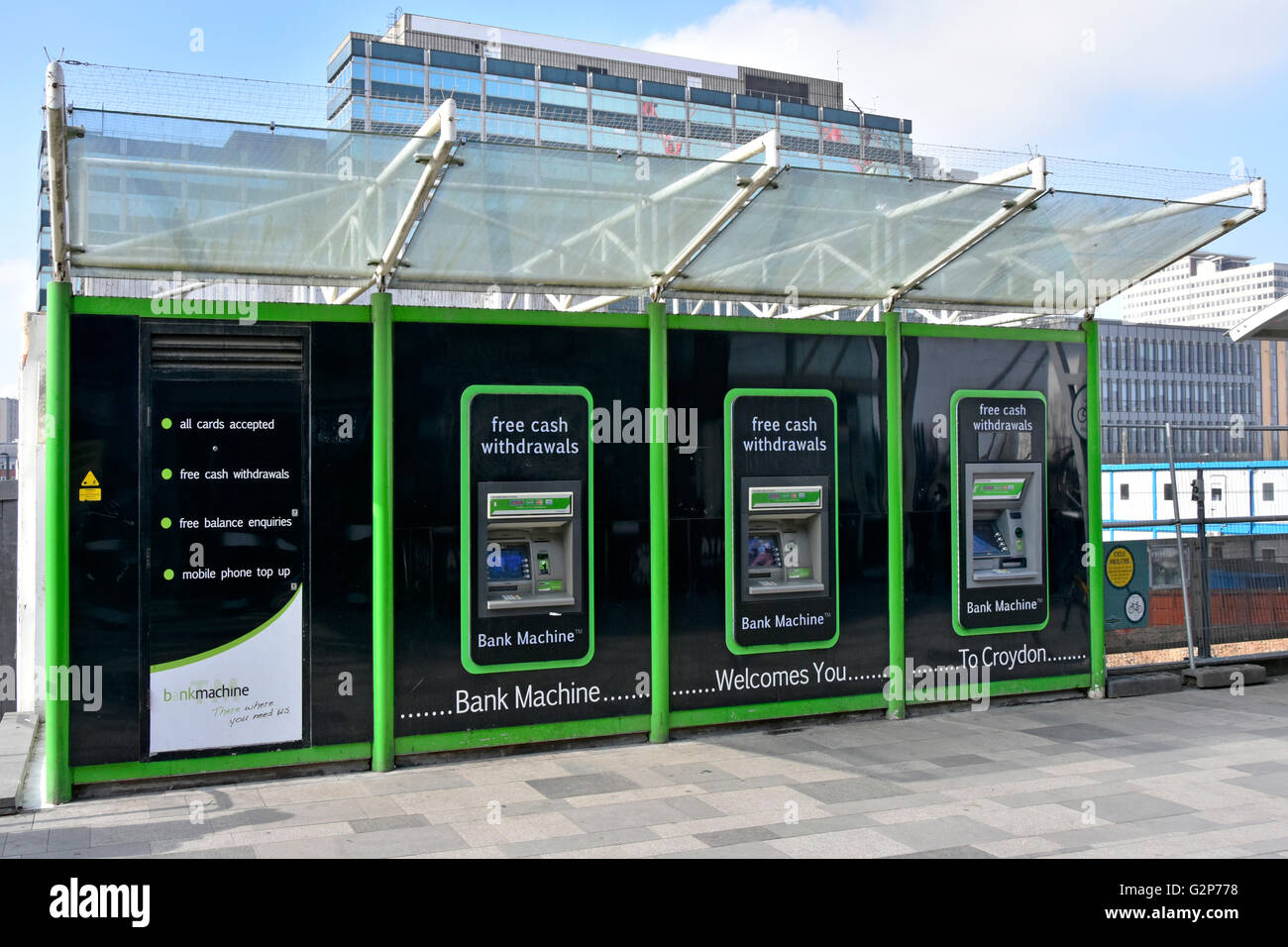 Guichet automatique à trois guichets automatiques dans le comptoir de caisse mural Distributeurs d'argent à l'extérieur de la gare de Croydon East, Londres, Angleterre ROYAUME-UNI Banque D'Images