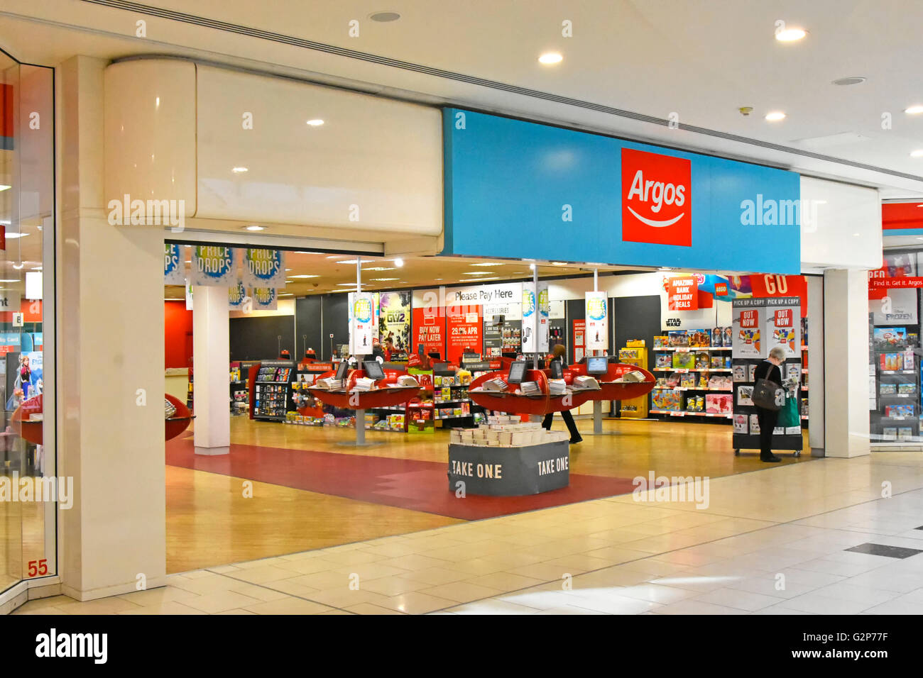 Shoppers entrée et vue de l'intérieur de magasin dans le catalogue