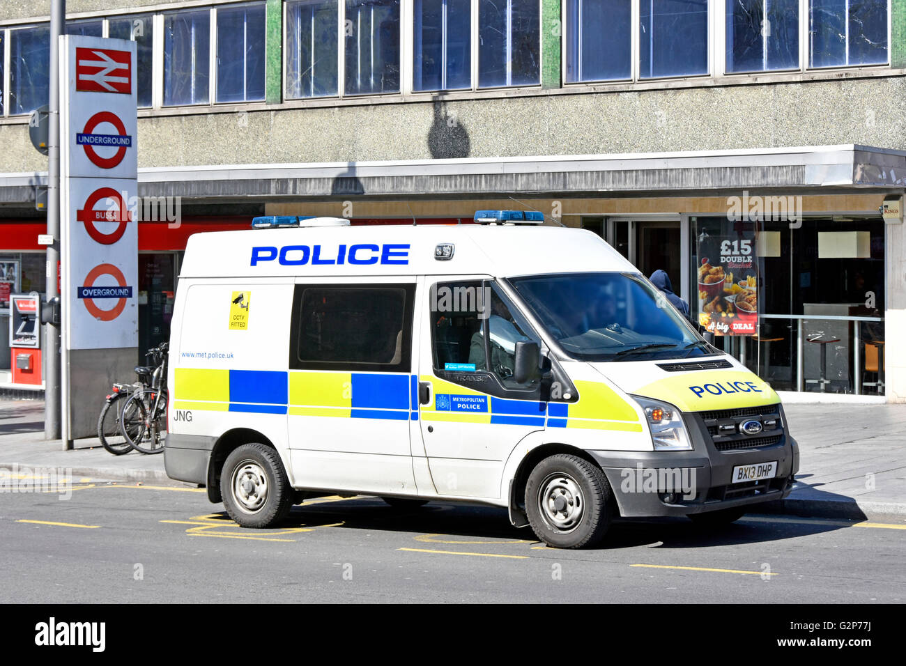 Metropolitan Police van stationné à l'extérieur de la gare Barking avec l'officier van parler aux gens sur le pavé London Borough of Barking and Dagenham & UK Banque D'Images