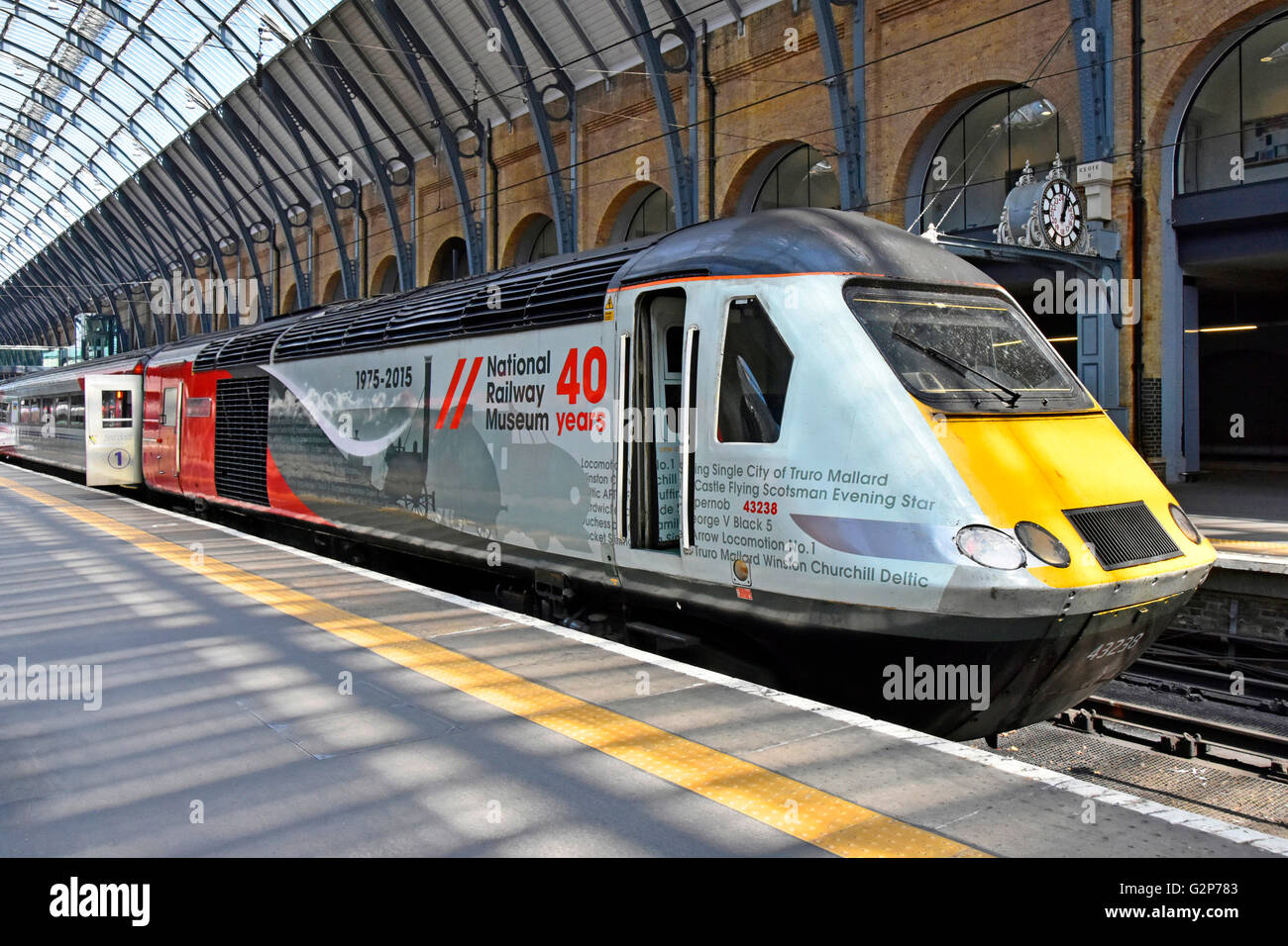 43238 locomotive à la gare de King's Cross de Londres Angleterre Royaume-uni avec plate-forme de publicité promotionnelle pour le National Railway Museum à York Banque D'Images
