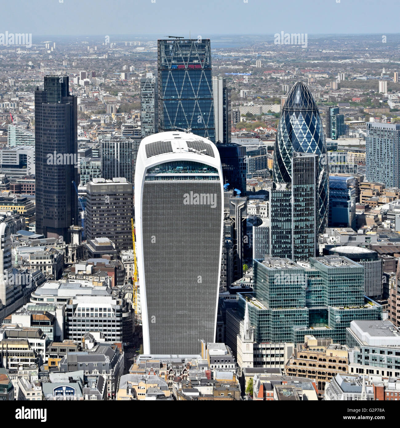 De haut en bas sur la ville de Londres rues skyline avec 20 Fenchurch Street bâtiment talkie walkie & central avant Londres Angleterre Royaume-uni Gherkin Banque D'Images