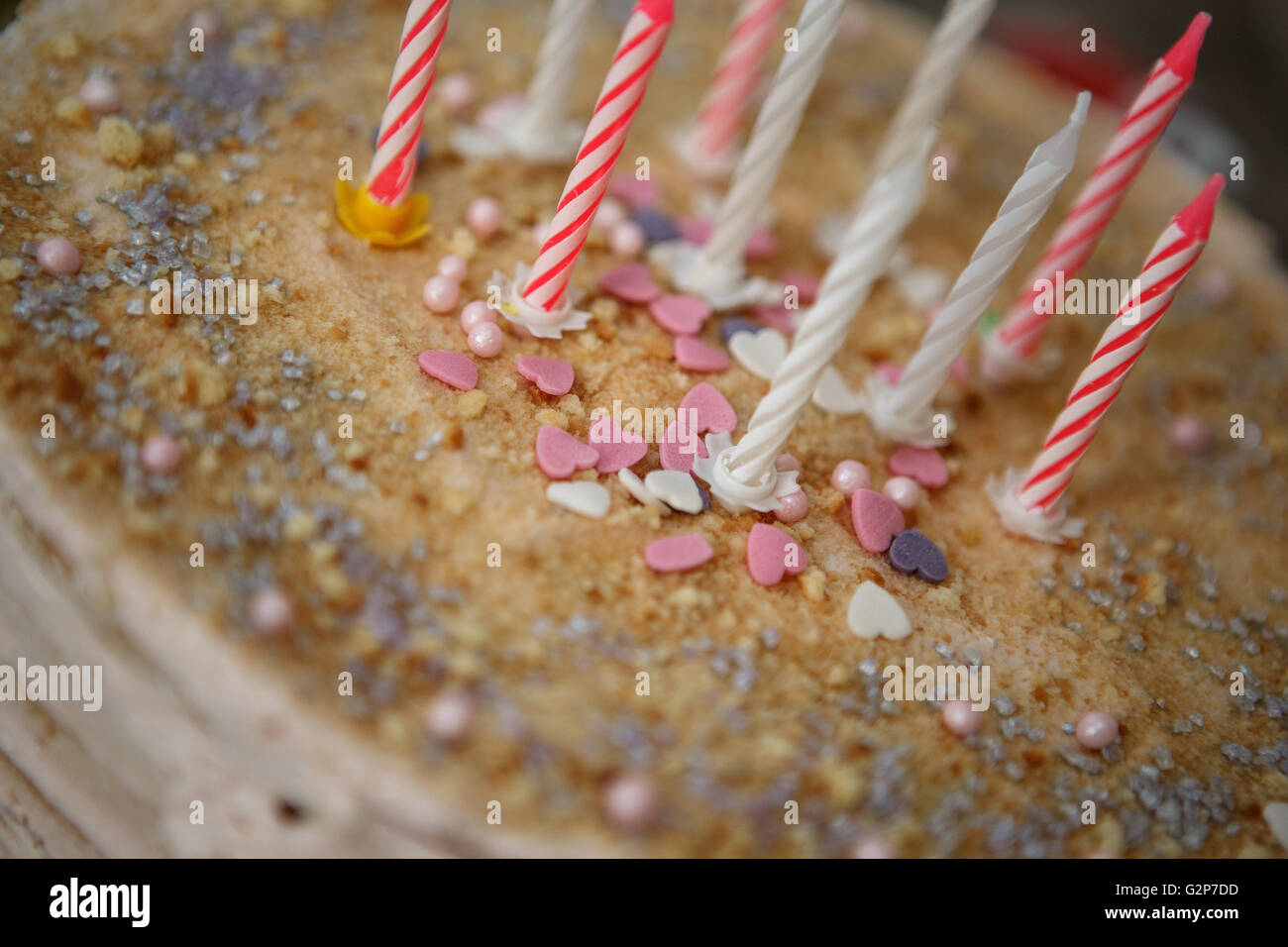 Gâteau d'anniversaire coloré décoré de bougies pour une fête d'anniversaire de childs Banque D'Images