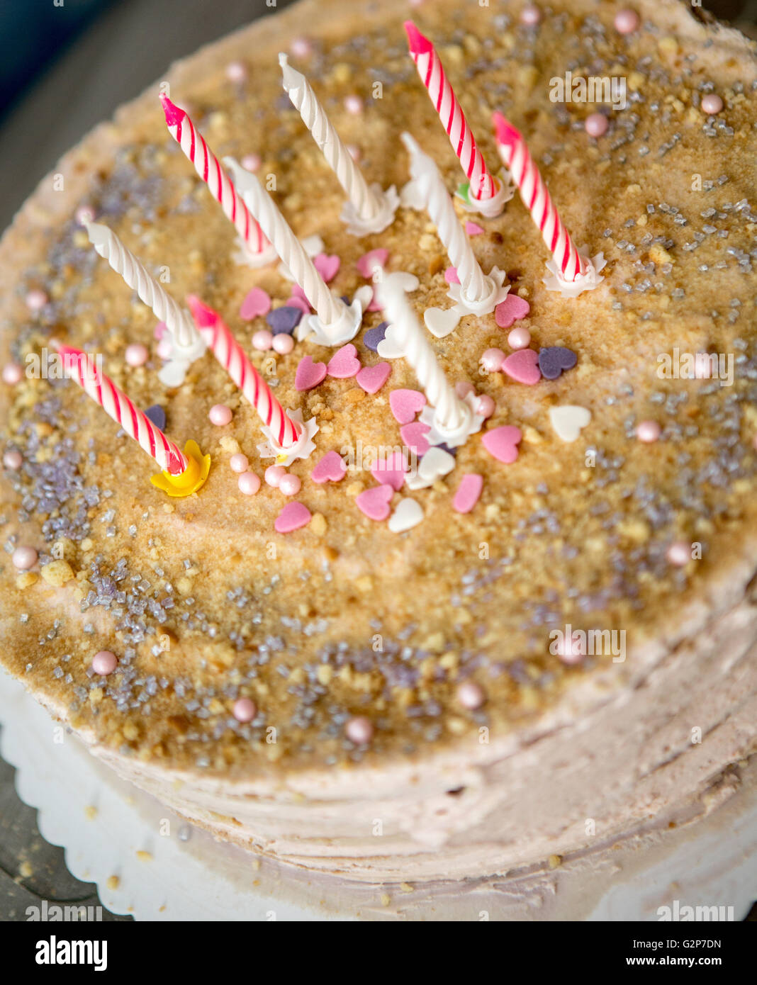Gâteau d'anniversaire coloré décoré de bougies pour une fête d'anniversaire de childs Banque D'Images