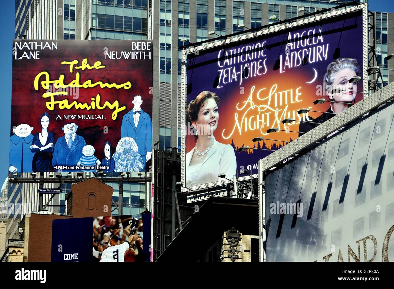 La ville de New York : les panneaux publicitaires pour la famille ADDAMS les comédies musicales de Broadway et un peu de musique de nuit à Times Square Banque D'Images