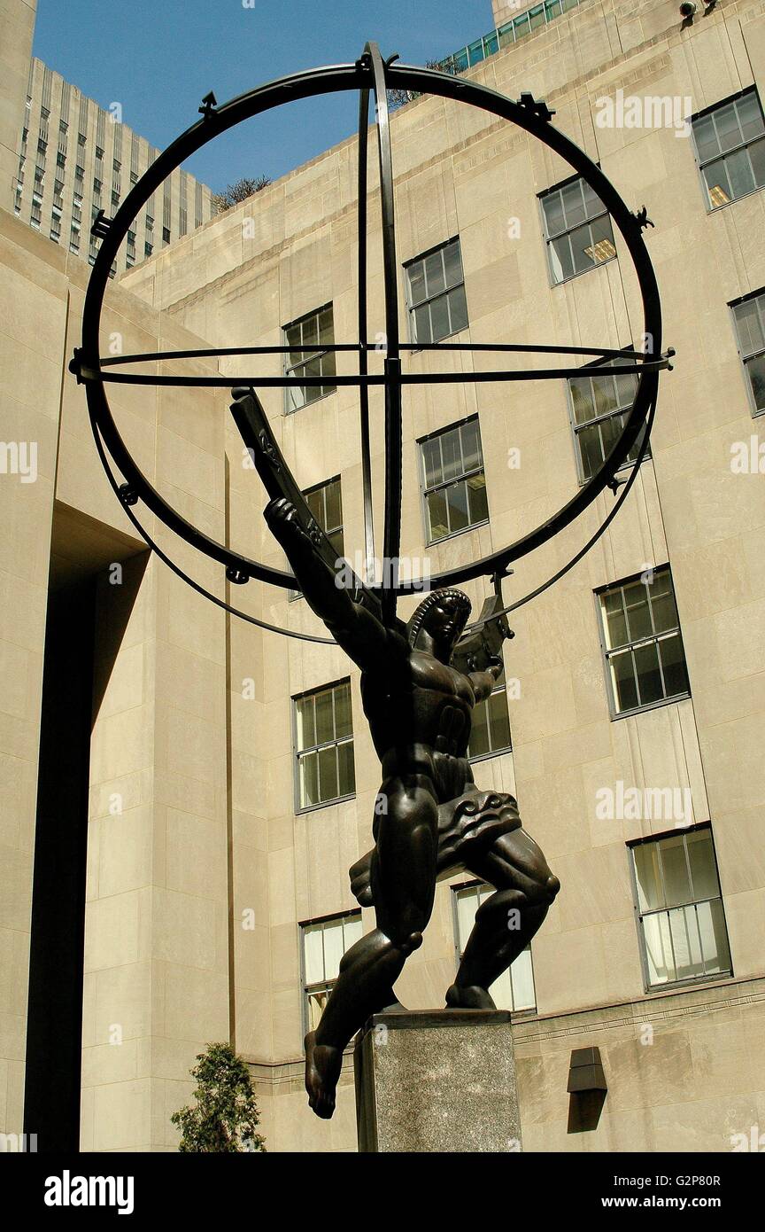 New York City : Atlas Holding le monde Sculpture à 50 Rockefeller Center  sur la 5ème Avenue Photo Stock - Alamy