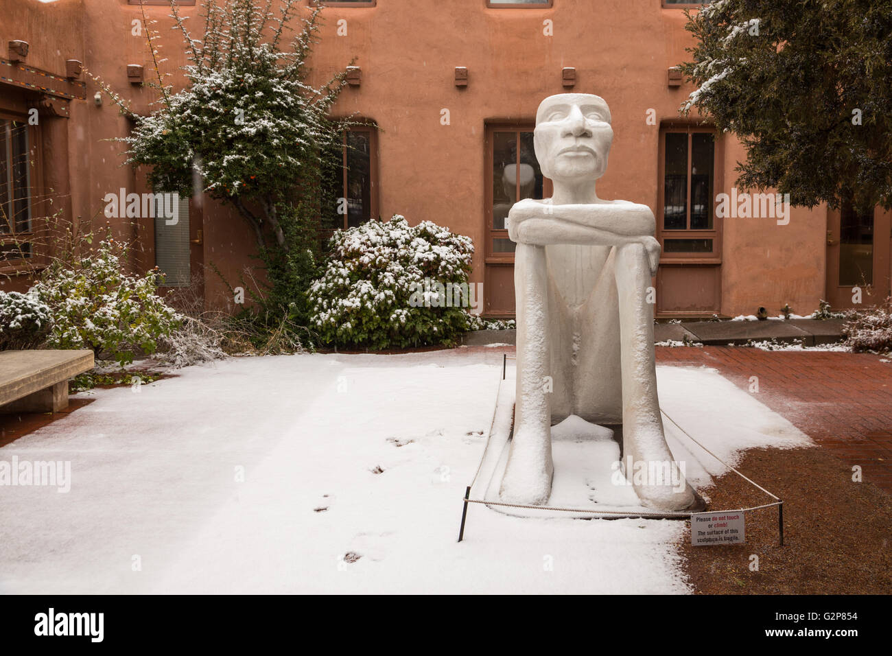 Une sculpture de neige au Museum of Contemporary Arts autochtones dans le quartier historique au cours d'une neige d'hiver, le 12 décembre 2015 à Santa Fe, Nouveau Mexique. Banque D'Images