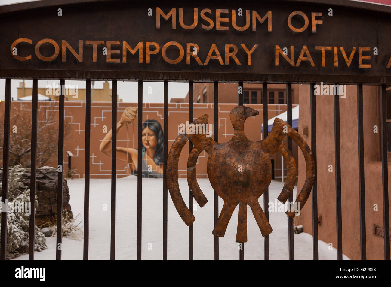 Le style adobe Museum of Contemporary Arts autochtones dans le quartier historique au cours d'une neige d'hiver, le 12 décembre 2015 à Santa Fe, Nouveau Mexique. Banque D'Images