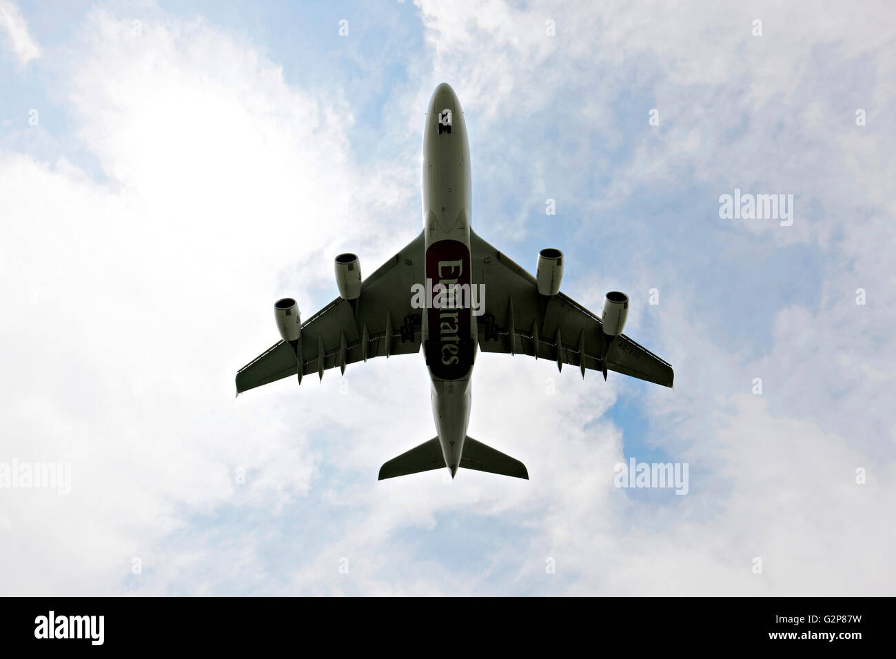 Airbus A380-800 Emirates avion de passagers volant bas frais généraux sur l'approche à l'atterrissage à l'aéroport Franz Josef Strauss de Munich, Banque D'Images