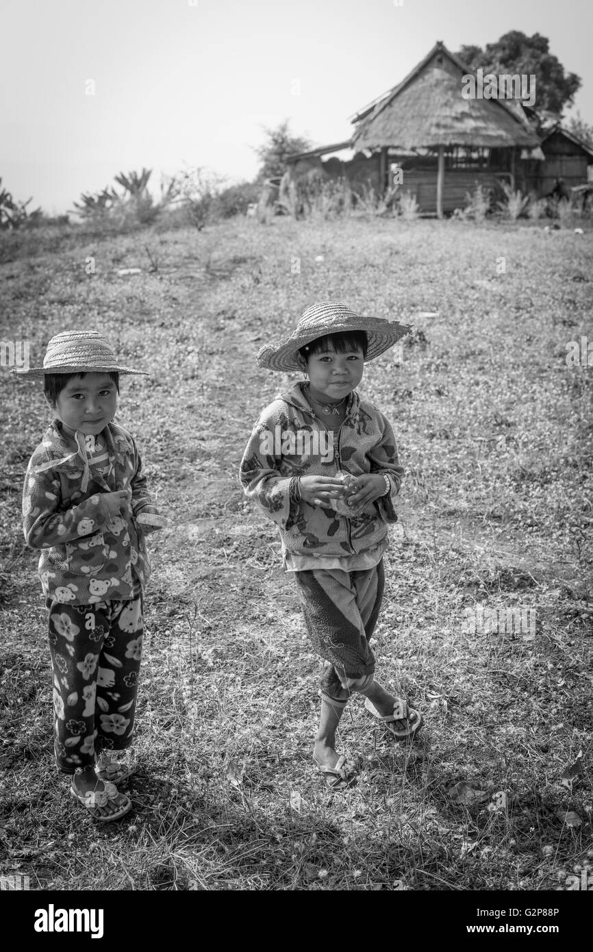 Enfants birmans jouant dans les champs. Village près de Mandalay, Myanmar, Birmanie, Asie du Sud, Asie Banque D'Images