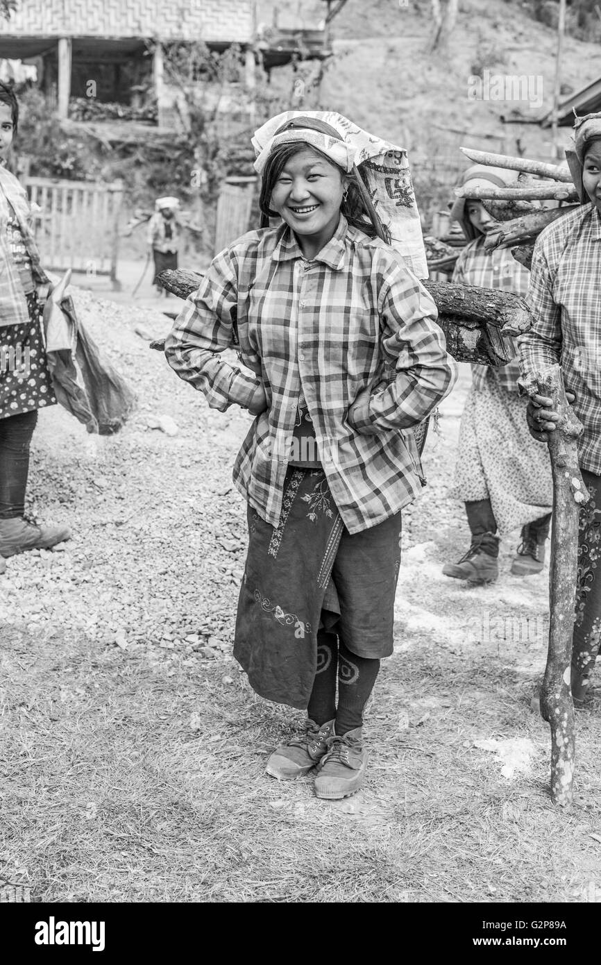 Les birmanes locales transporter le bois sur leur dos dans un village shan, l'État de Shan, myanmar, Birmanie, Asie du Sud, Asie Banque D'Images