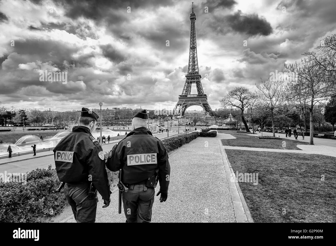 Paris, France - 18 mars 2012 : patrouille de deux agents de police dans les jardins du Trocadéro et la Tour Eiffel. Banque D'Images