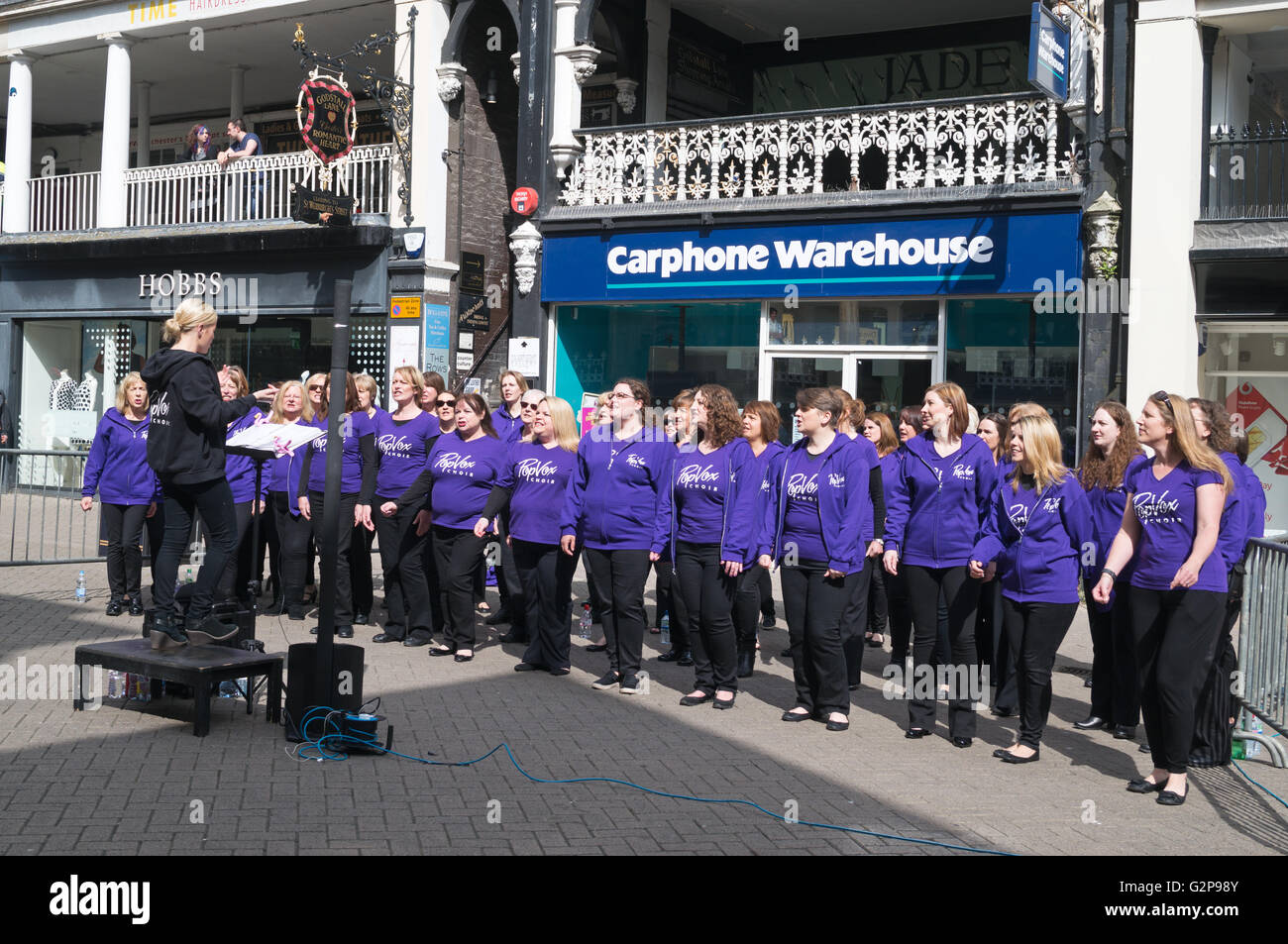 Lady's choir singing in PopVox Eastgate Street, Chester, Cheshire, Angleterre, Royaume-Uni Banque D'Images