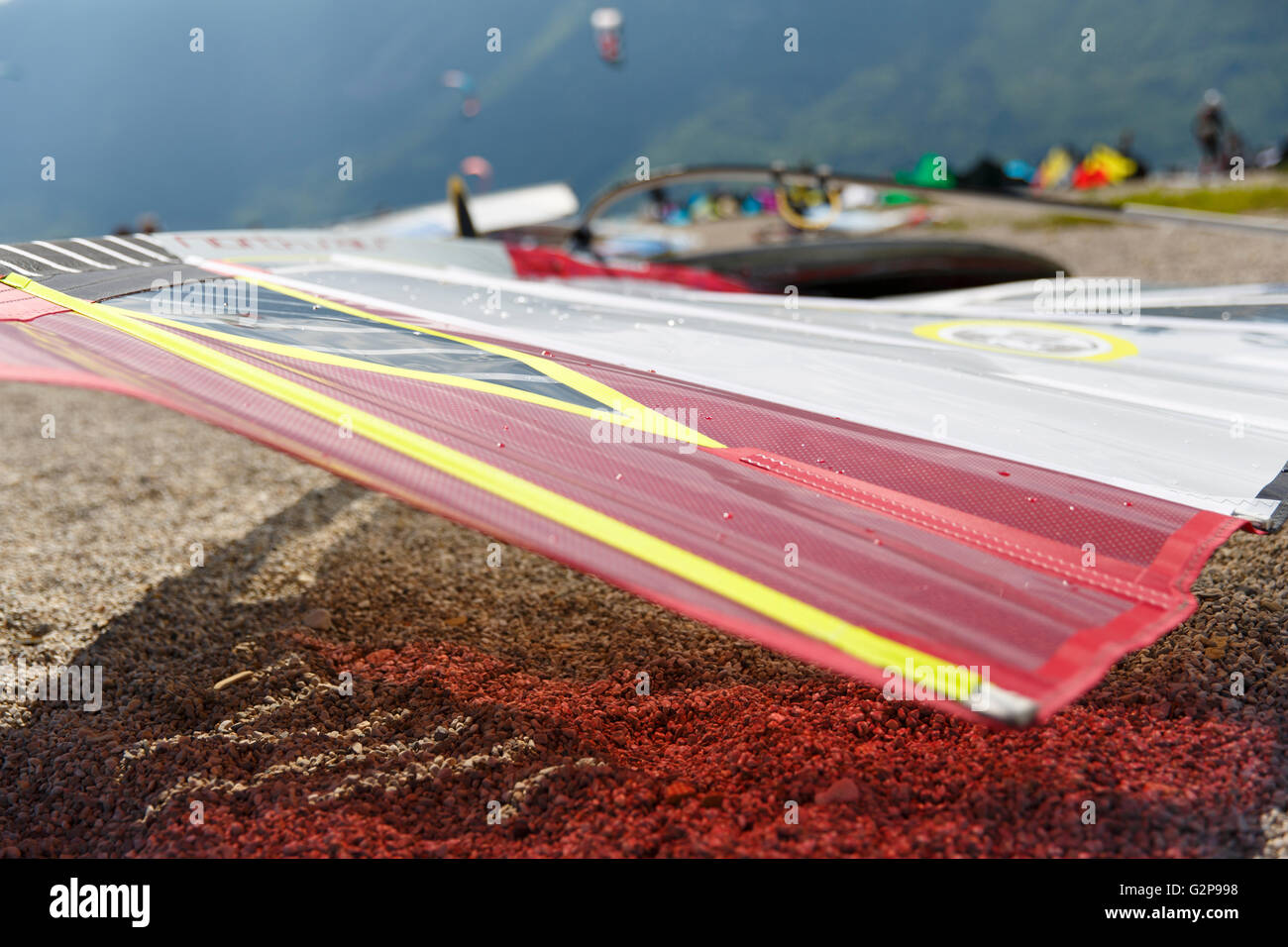 Lac de Santa Croce, Italie - 21 mai 2016 : planche à voile matériel de sport sur le lac de Santa Croce, Castelfranco Veneto, Padova, Veneto, Italie Banque D'Images