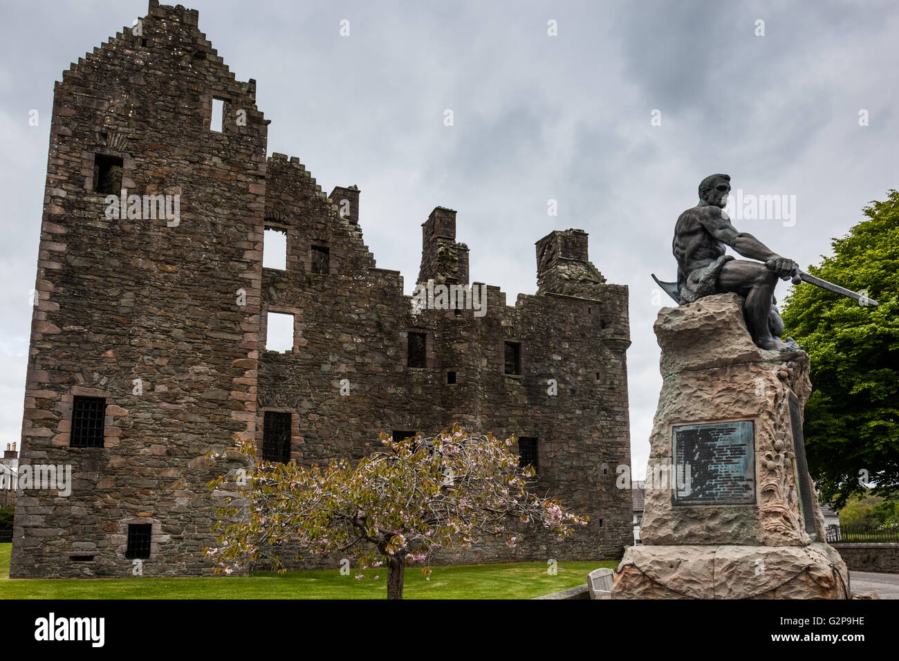 Château de MacLellan et War Memorial, Kirkcudbright, Dumfries & Galloway, Scotland Banque D'Images