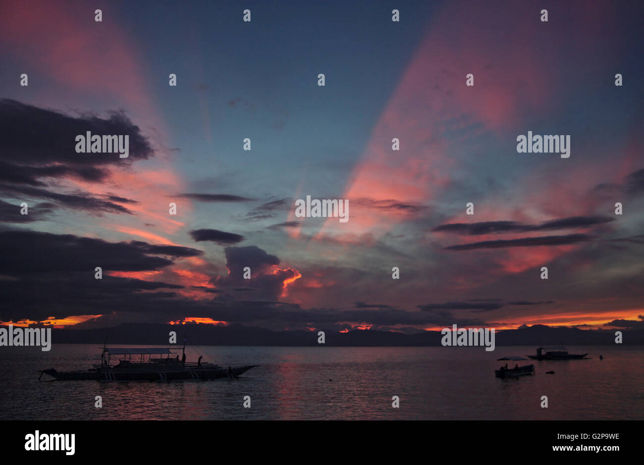 Au coucher de soleil spectaculaire sur Moalboal, Cebu Negros avec à l'arrière, Visayas, Philippines Banque D'Images