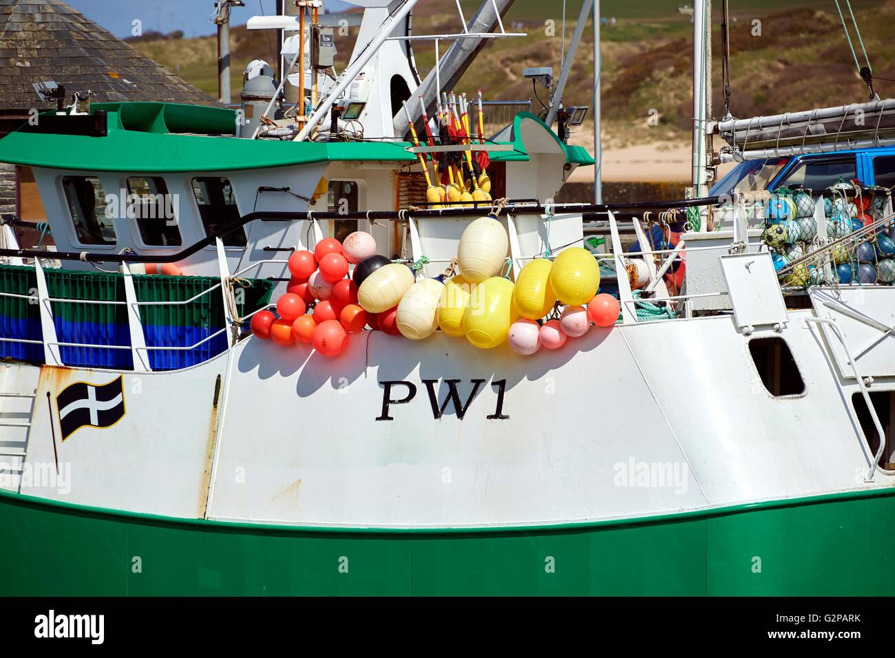 Chalutier de pêche colorés à Padstow Harbour à Cornwall. Banque D'Images