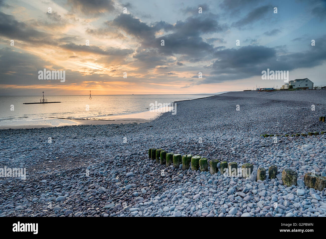 Stormy le lever du soleil sur la plage à Minehead dans le Somerset Banque D'Images