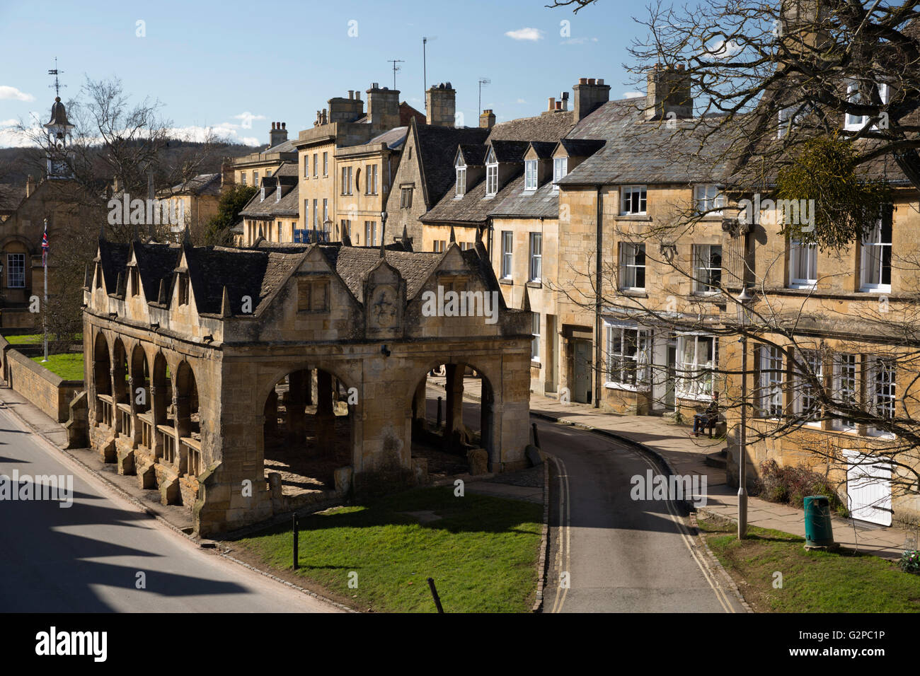 Halle et maisons en pierre de Cotswold le long de High Street, Chipping Campden, Cotswolds, Gloucestershire, Angleterre, Royaume-Uni Banque D'Images