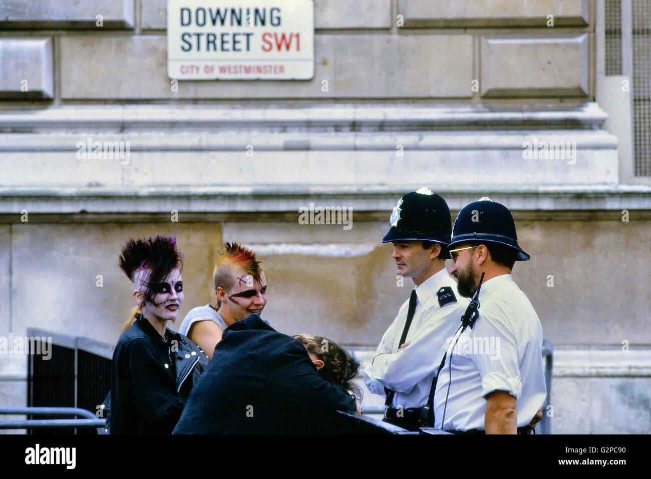 Les Punks de parler à la police devant l'entrée de Downing Street. Londres. L'Angleterre. UK. L'Europe Banque D'Images