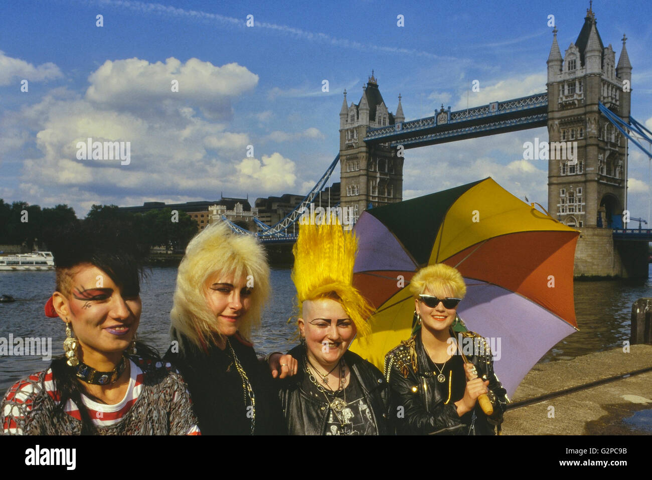Quatre femmes punks en dehors de Tower Bridge. Londres. L'Angleterre. UK. L'Europe Banque D'Images
