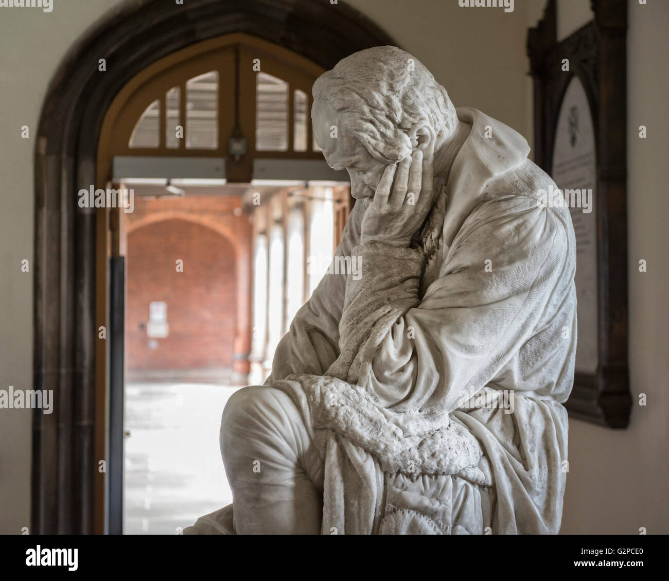 Statue de Galileo dans le hall d'entrée de l'Université Queens. Belfast, en Irlande du Nord, Royaume-Uni. L'Europe Banque D'Images