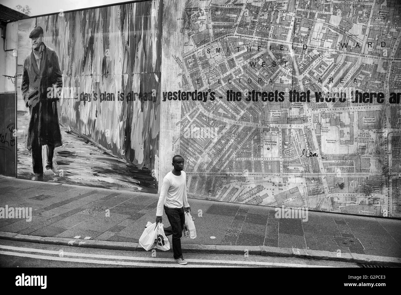 Une jeune africaine adulte transportant son passé commercial un panneau publicitaire géant sur Castle Street. Belfast. L'Irlande du Nord. UK Banque D'Images