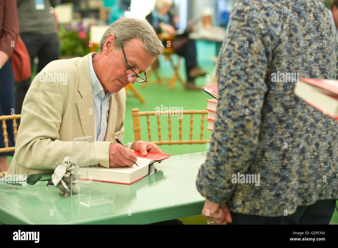 Le général Sir Richard Shirreff ancien administrateur général de l'OTAN livre signature en librairie au Hay Festival 2016 Banque D'Images