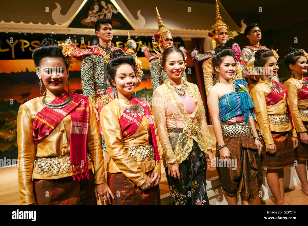 Filles Thai à un divertissement dans un restaurant une tradition Thai montrent à Bangkok Banque D'Images