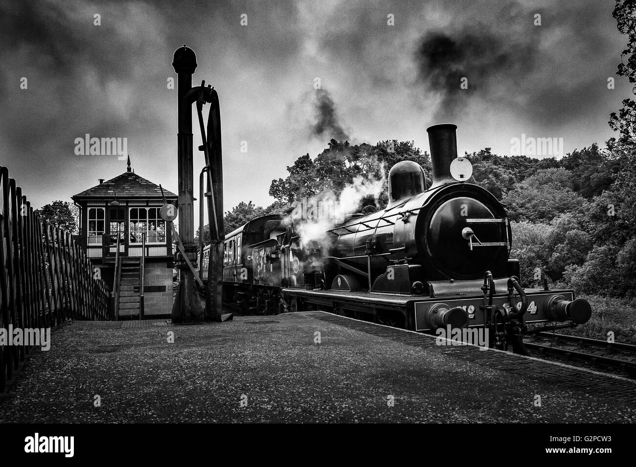 Train vapeur le long des voies et entrant dans la gare sur le chemin de fer de Norfolk Nord Banque D'Images