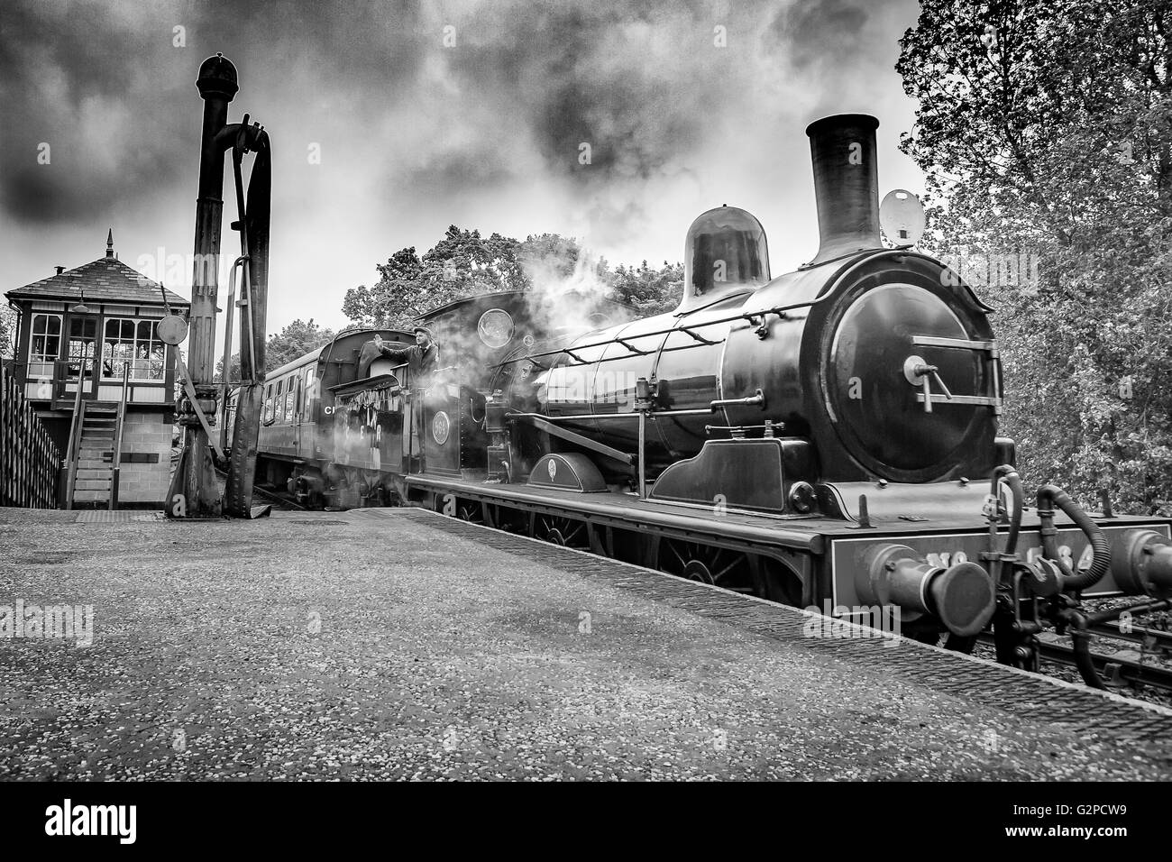 Train vapeur le long des voies et entrant dans la gare sur le chemin de fer de Norfolk Nord Banque D'Images