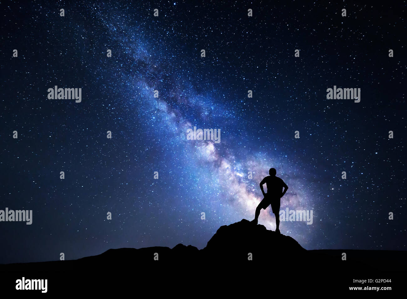 Voie lactée. Ciel de nuit avec des étoiles et la silhouette d'un homme heureux avec sac à dos. Arrière-plan de l'espace Banque D'Images