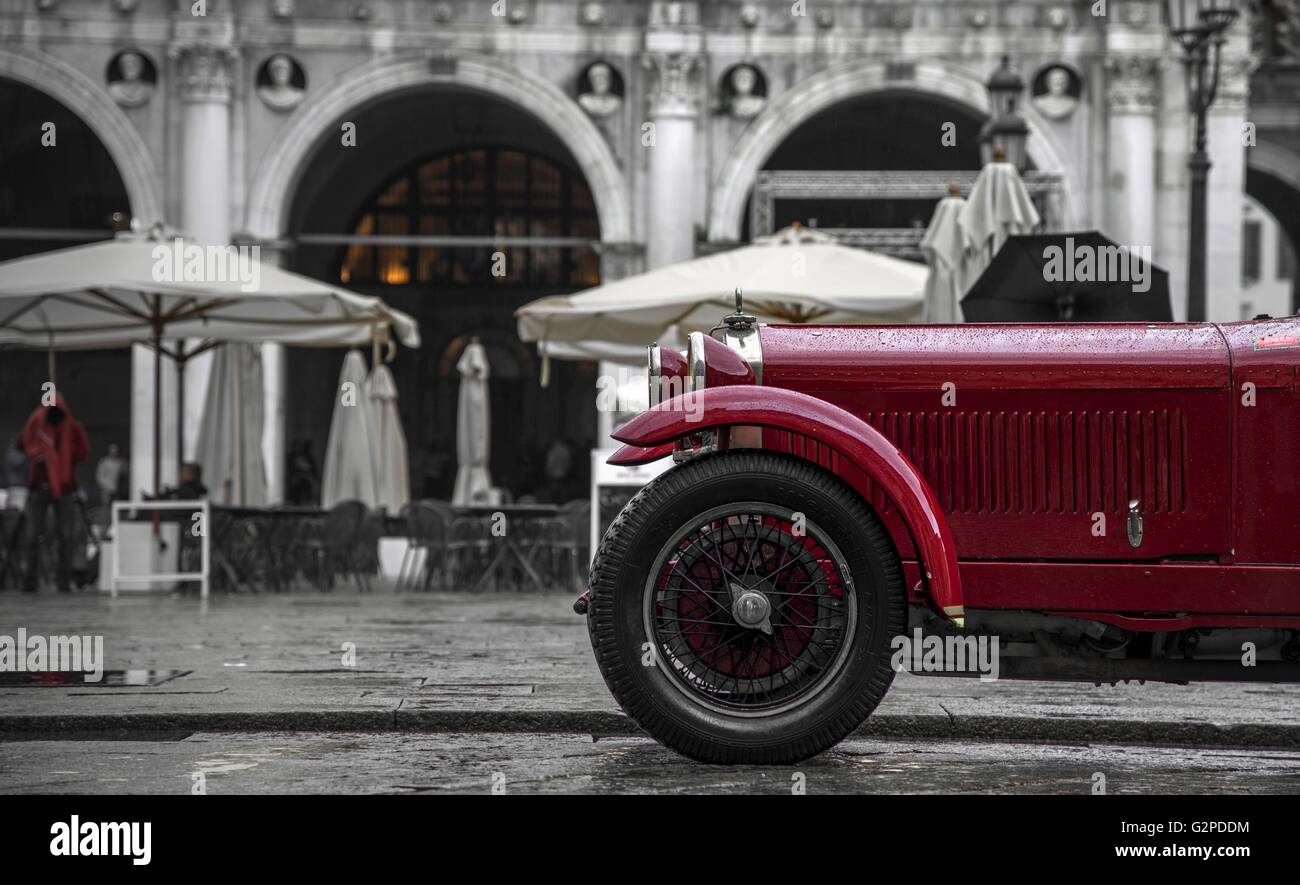 Avant d'une voiture historique pendant Mille Miglia '' la concurrence , Italie 2016 Banque D'Images