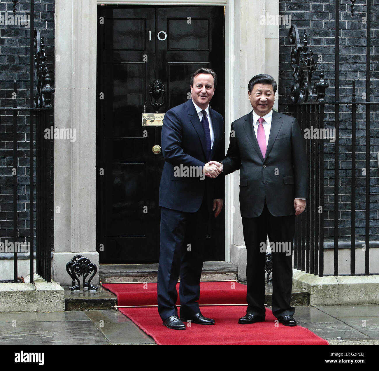 L'Angleterre, Londres, le président de la Chine Xi Jinping visites numéro 10 Downing Street et le premier ministre David Cameron. Banque D'Images