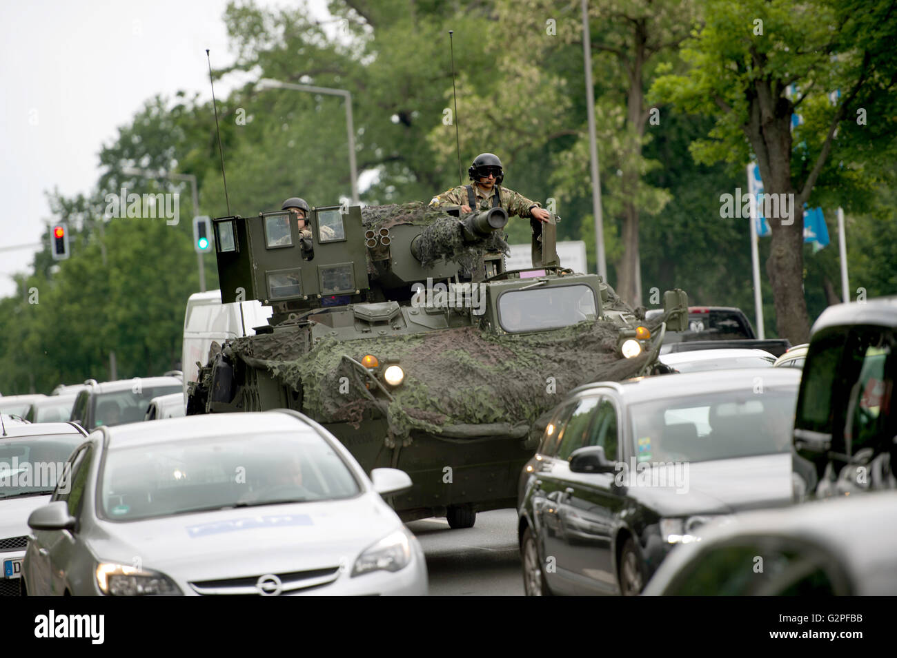 Dresde, Allemagne. 01 Juin, 2016. Un M1128 - Système de canon mobile (véhicule, système de canon mobile 105mm - M68 cannon) des forces armées américaines en Europe à partir de l'Histoire militaire Musée dans la direction de l'autoroute à Dresde, Allemagne, 01 juin 2016. À l'occasion de l'opération de l'OTAN 'aber grève 16' (30 mai au 02 juin 2016), American Stryker et véhicules Les véhicules des Forces armées allemandes actuelles seront présentées au public en face du musée. Photo : ARNO BURGI/dpa/Alamy Live News Banque D'Images
