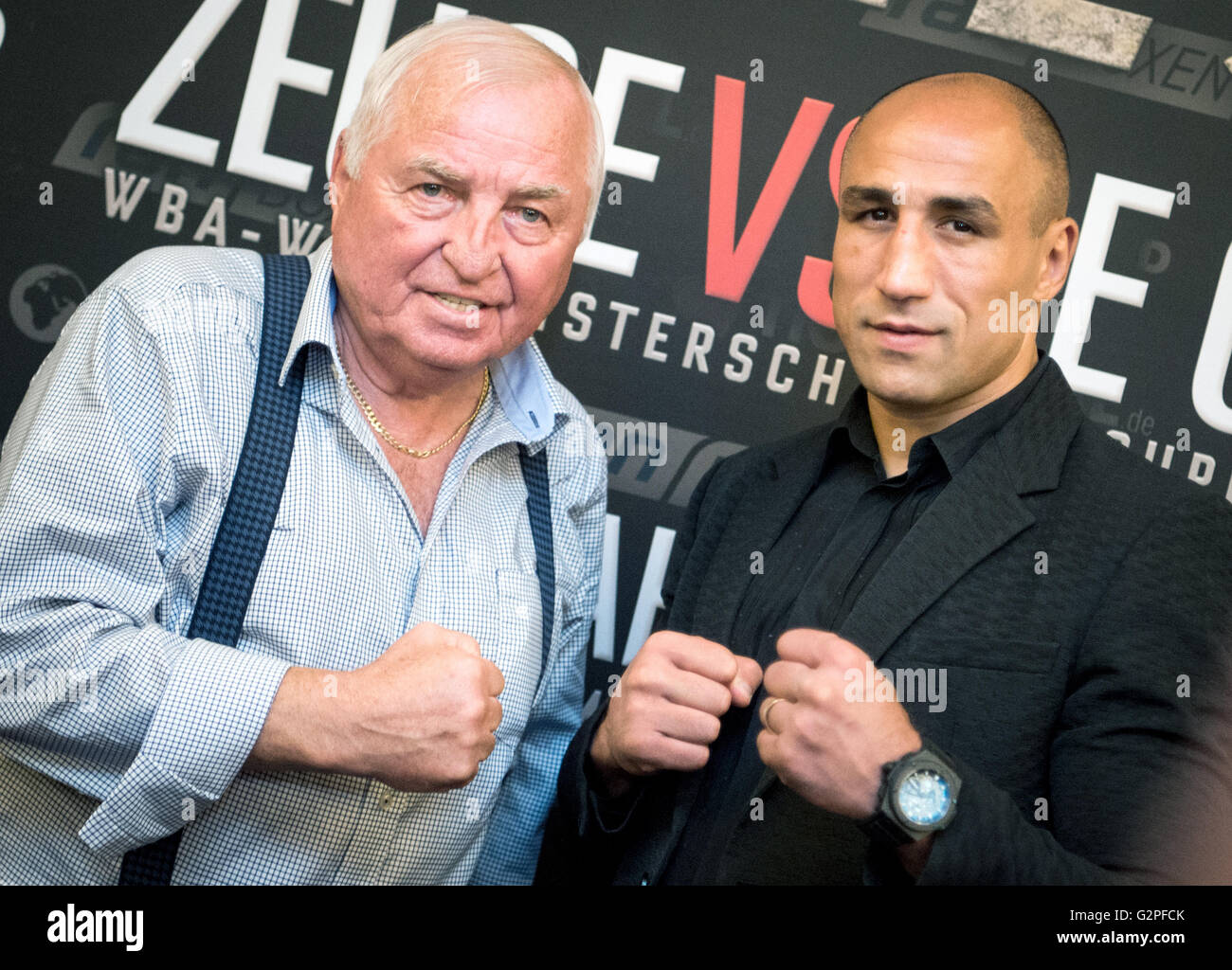 Berlin, Allemagne. 01 Juin, 2016. Le Super-Middle-boxeur poids Arthur Abraham (R) avec son entraîneur Ulli Wegner après une conférence de presse à Berlin, Allemagne, 01 juin 2016. Abraham et Lihaug norvégien se battront dans le WBA-WM match le 16 juillet 2016 à Berlin. Photo : Alexander HEINL/DPA/Alamy Live News Banque D'Images