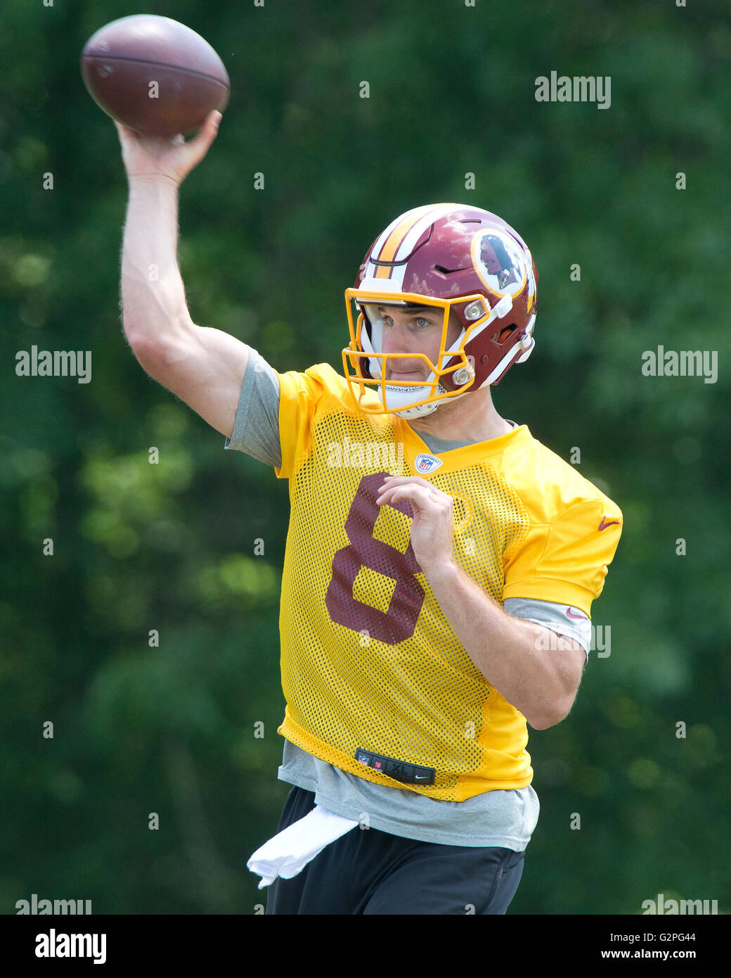 Redskins de Washington quarterback Kirk Cousins (8) participe à une activité d'équipe organisé (OTA) au parc Redskins à Ashburn, en Virginie, le mercredi 1 juin 2016. Credit : Ron Sachs/CNP Banque D'Images