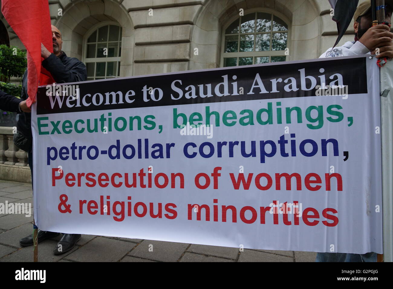 Londres, Royaume-Uni. 1er juin 2016. Les manifestants à l'extérieur de l'ambassade d'Arabie saoudite pour demander la fin de l'intervention saoudienne à Bahreïn. 2016 Crédit : Peter Hogan/Alamy Live News Banque D'Images