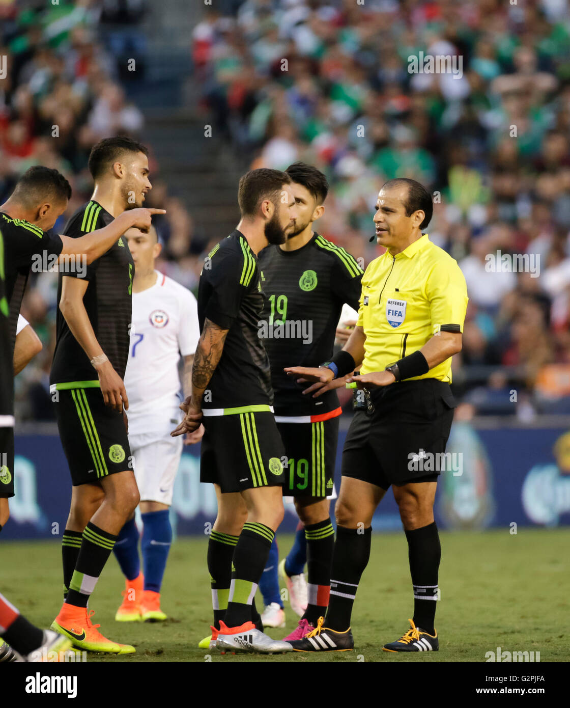 San Diego, Californie, USA. 01 Juin, 2016. Arbitre en Chef Baldomero Toledo tente de venir l'équipe mexicaine après une mort appel pendant qu'un match de football international entre le Mexique et le Chili au Stade Qualcomm de San Diego, en Californie. Justin Cooper/CSM/Alamy Live News Banque D'Images