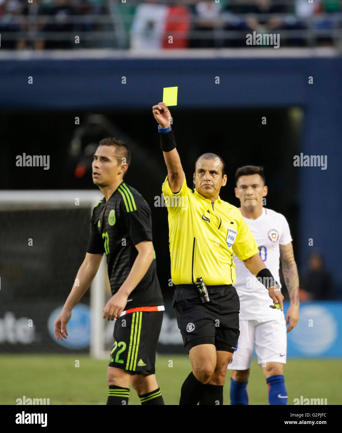 San Diego, Californie, USA. 01 Juin, 2016. Le défenseur mexicain # 22 Paul Aguilar est cardée jaune lors d'un match de football international entre le Mexique et le Chili au Stade Qualcomm de San Diego, en Californie. Justin Cooper/CSM/Alamy Live News Banque D'Images