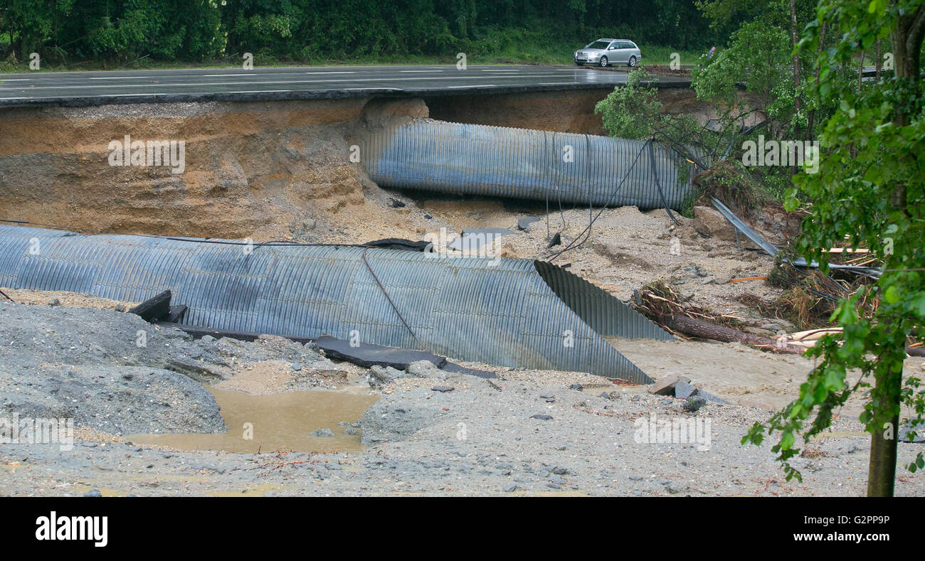 Simbach am Inn, Allemagne. 09Th Juin, 2016. Une route emportées par l'eau dans Simbach am Inn, Allemagne, 01 juin 2016. Après une pluie une section du district de Rottal-Inn en Bavière a inondé le mercredi. © AFP PHOTO alliance/Alamy Live News Banque D'Images