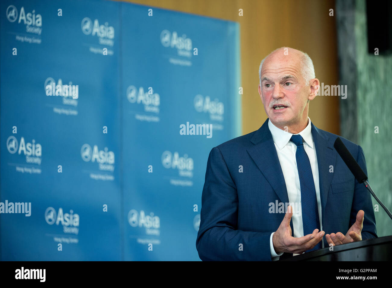 Hong Kong, Chine. 2 juin 2016.George Papandreou prononce un discours à l'Asia Society de Hong-kong sur Brexit. Papandreou a été Premier Ministre de la Grèce entre 2009 et 2011, à l'apogée de la crise de la dette du gouvernement grec. Il a représenté le Mouvement socialiste panhellénique ou PASOK. La crise financière européenne et la crise des réfugiés qui ont suivi ont fait le jeu de l'Euro sceptiques. La Grande-Bretagne fait face à un référendum national le 23 juin sur l'opportunité de partir ou de rester dans l'Union européenne, qui répartit les britanniques et européens. Credit : Jayne Russell/Alamy Live News Banque D'Images