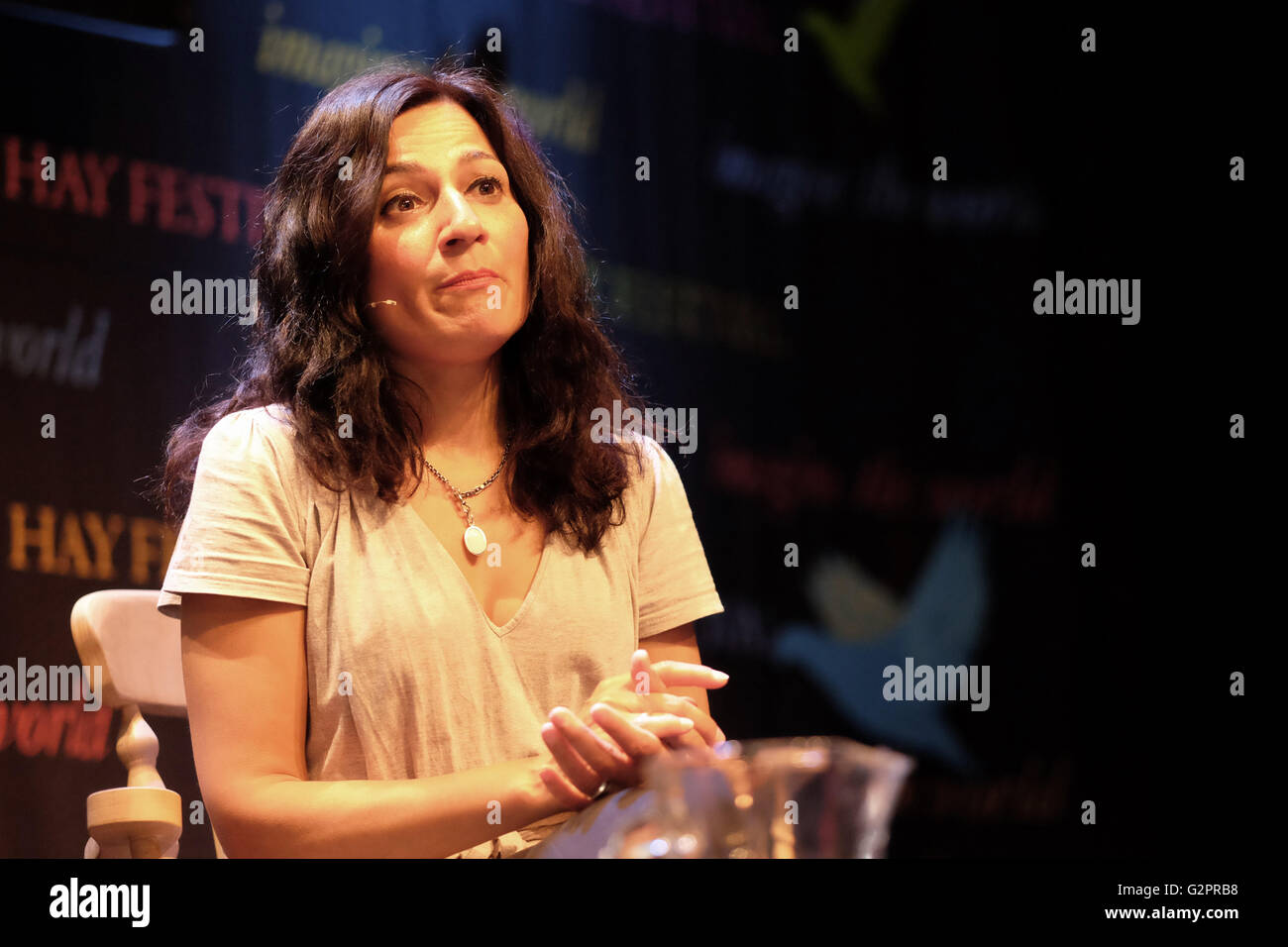 Hay Festival, Pays de Galles, Royaume-Uni - Juin 2016 - Safia Minney PDG de commerce équitable et de l'étiquette de la mode durable 'People Tree' talks sur scène sur la mode lent - Esthétique répond à l'éthique. Banque D'Images