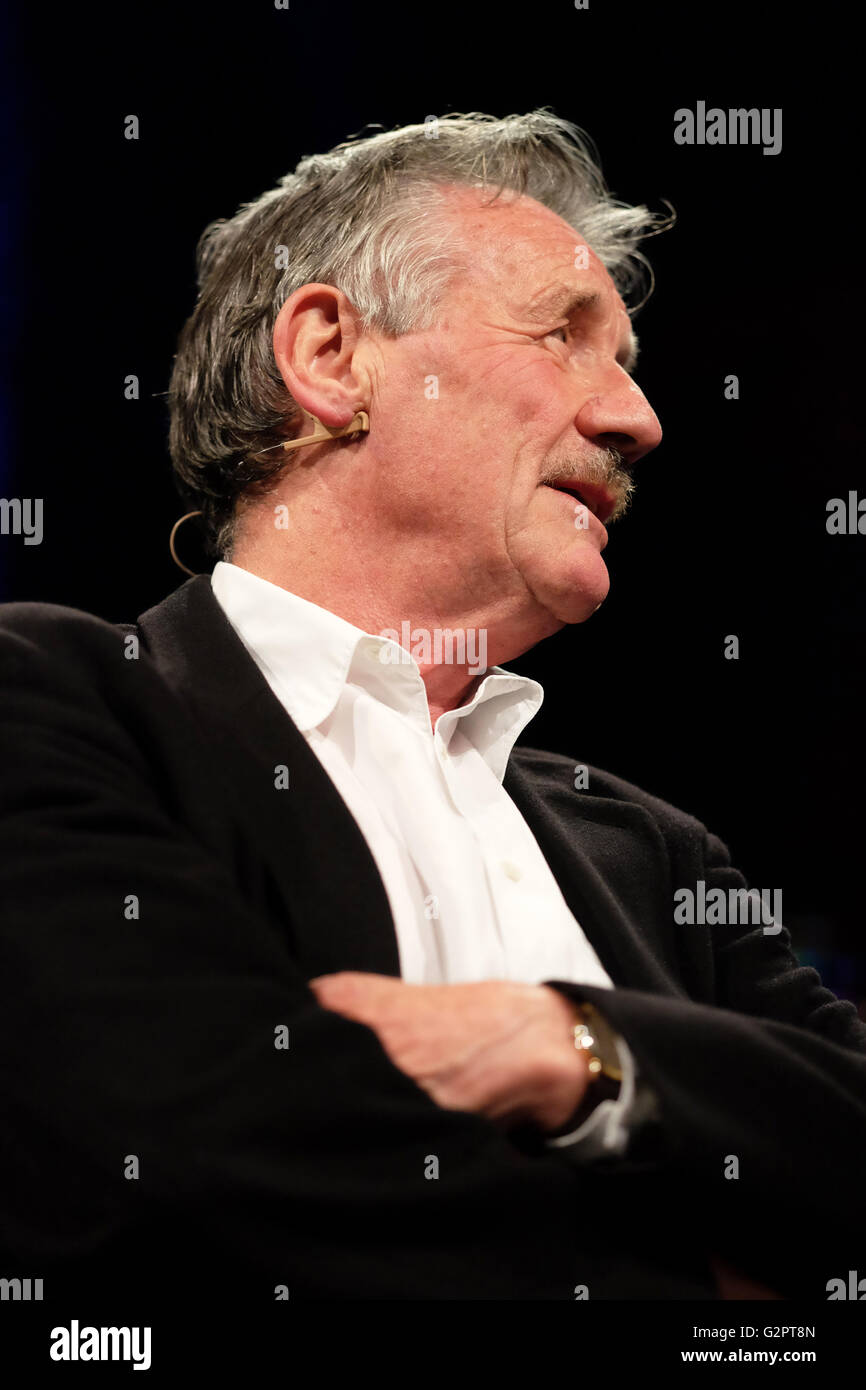 Hay Festival, Pays de Galles, Royaume-Uni - Juin 2016 - Michael Palin le précieux acteur, écrivain, voyageur et diariste sur scène parle de sa vie et de travail. Il est en croissance d'une moustache de rôles plus tard en 2016. Banque D'Images