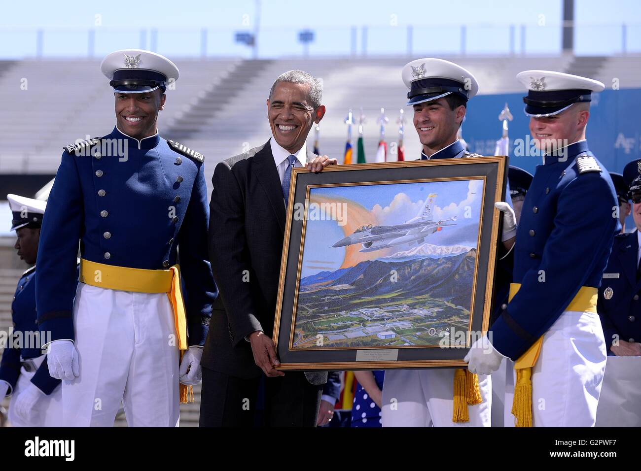 Colorado Springs, Colorado, États-Unis. 09Th Juin, 2016. Président américain Barack Obama est présenté avec un cadeau de cadets Kristov George, Daniel Alotta et Mark Caldwell, Jr. au cours de l'Air Force Academy des diplômes à Falcon Stadium le 2 juin 2016 à Colorado Springs, Colorado. Credit : Planetpix/Alamy Live News Banque D'Images